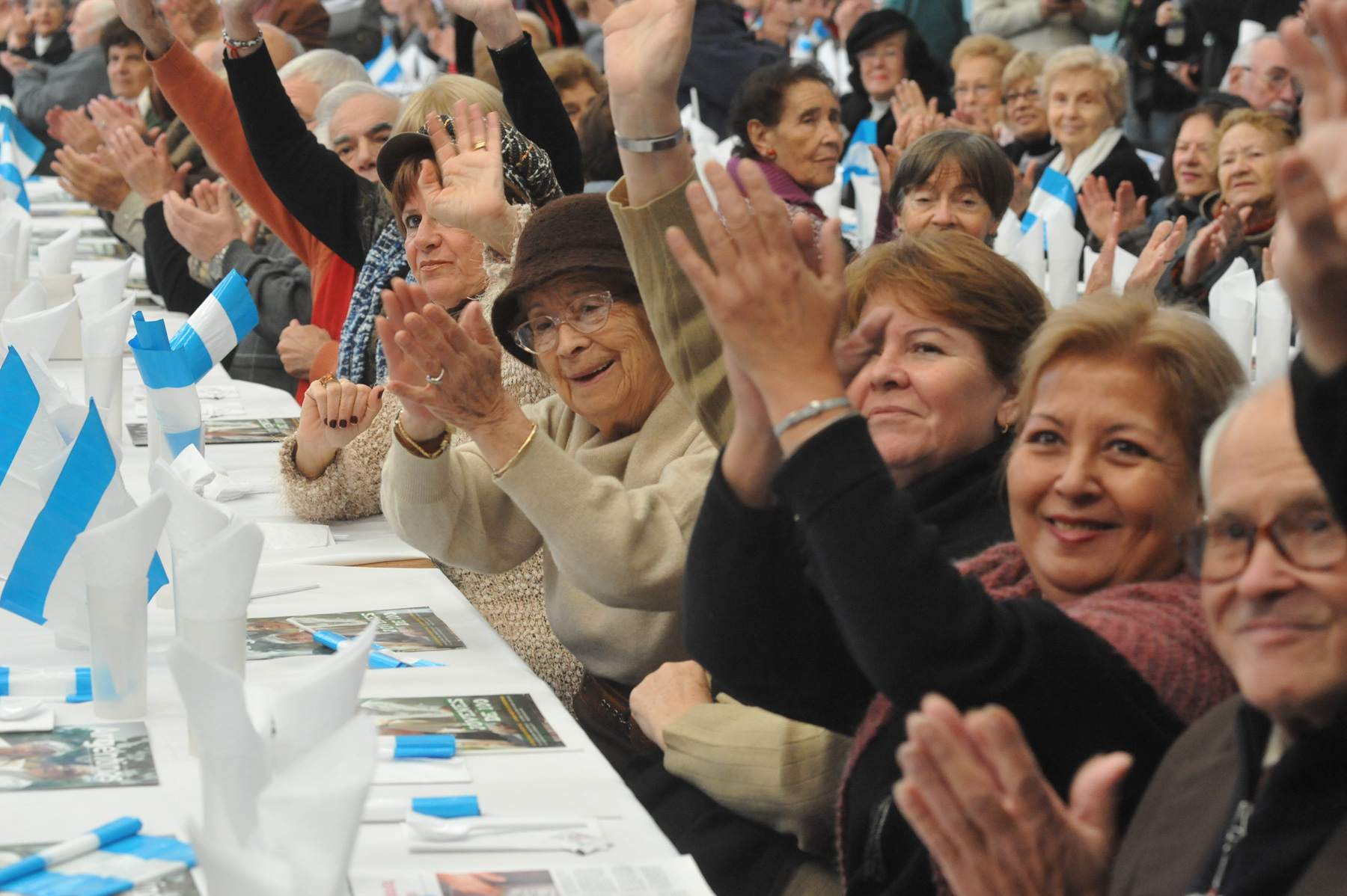 Jubilados-celebran-aumento